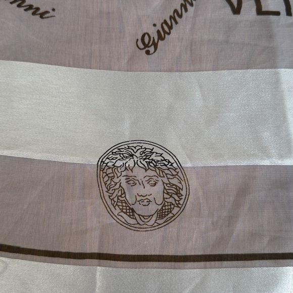 Large Versace wrap - Picture 3 of 9